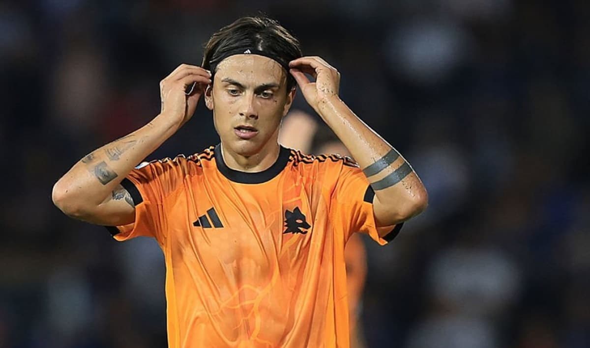 Dybala ajeita cabelo em jogo da Roma; atacante é especulado no Flamengo