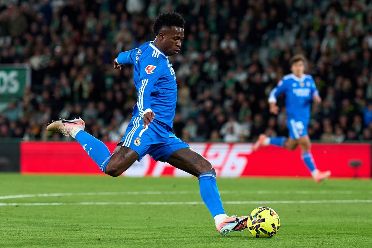 Vini Jr tenta chute durante jogo contra o Olympiacos, na Liga dos Campeões