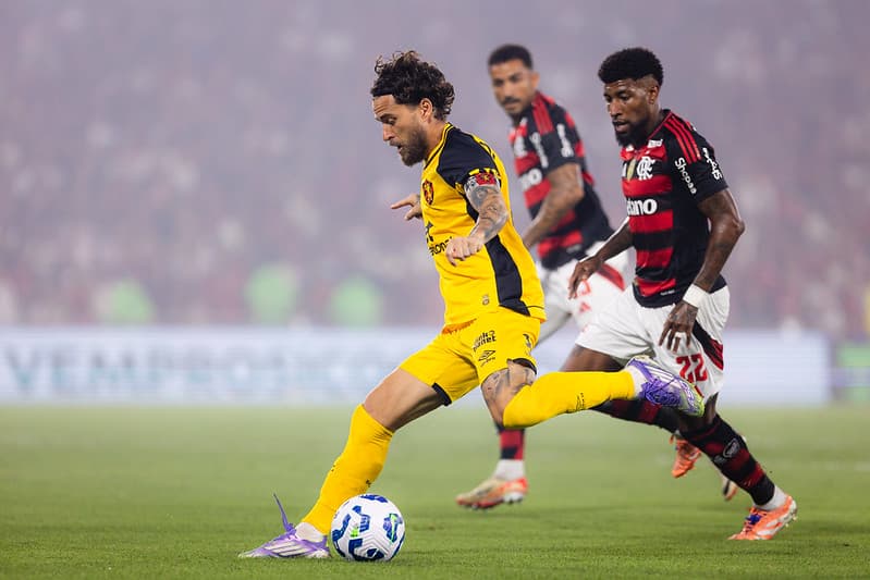 Lucas Lima faz cruzamento enquanto é marcado por Emerson Royal em Flamengo x Sport no Maracanã