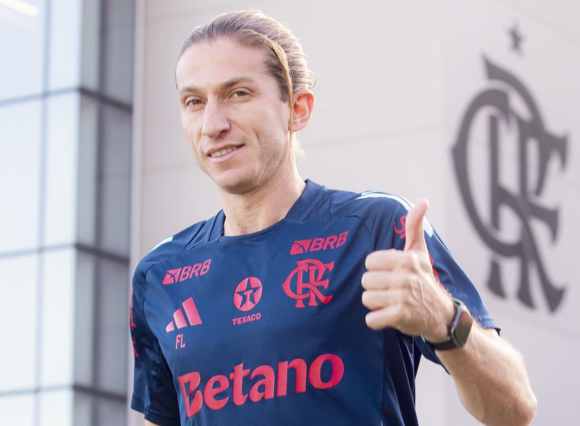Filipe Luís dá 'joia' enquanto chega ao campo do Ninho do Urubu para comandar treinamento do Flamengo