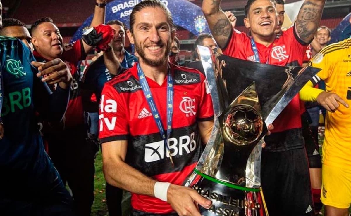 Filipe Luís com troféu de campeão do Brasileirão pelo Flamengo em 2020