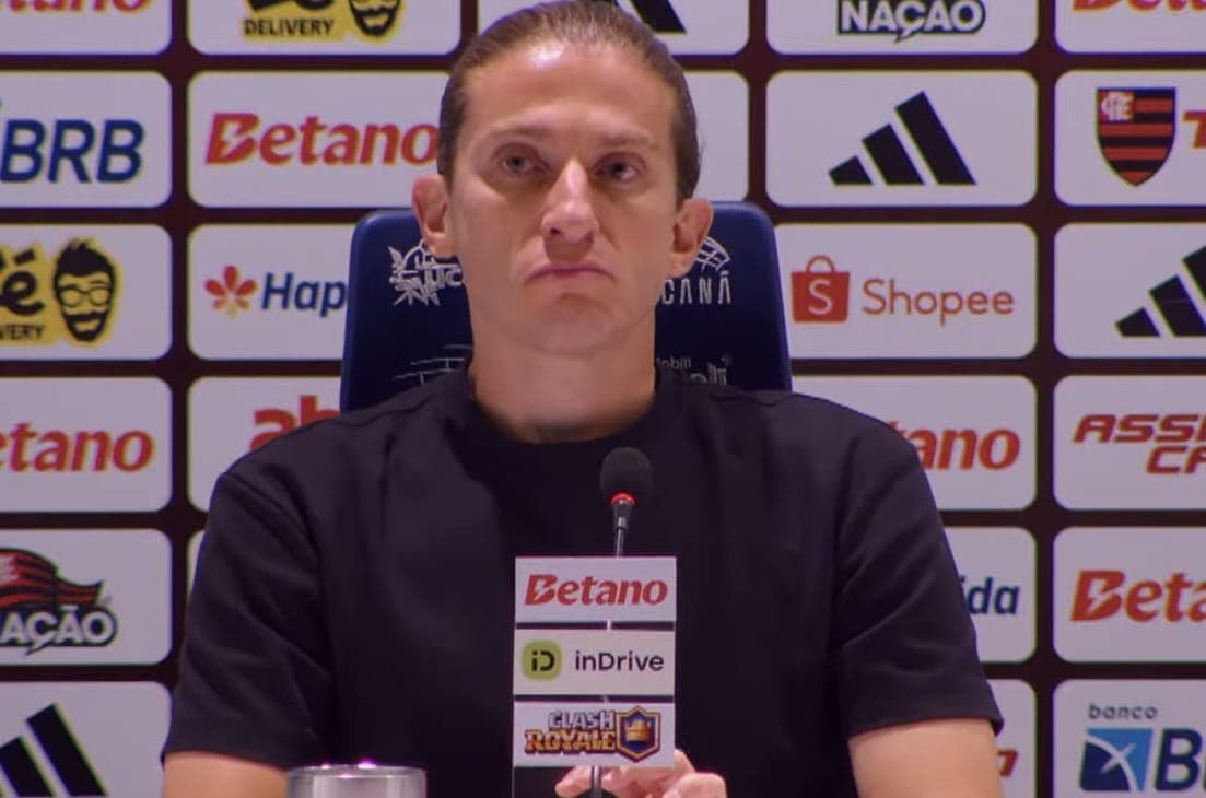 Filipe Luís faz expressão de desagrado durante coletiva após derrota no FlaxFlu