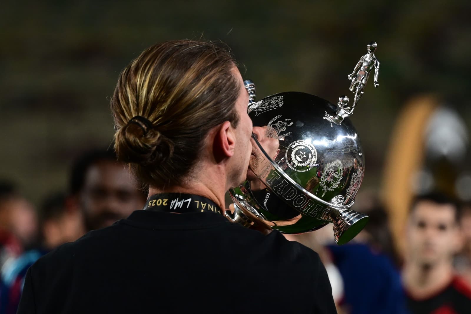 Filipe Luís, técnico do Flamengo, beijando taça da Libertadores