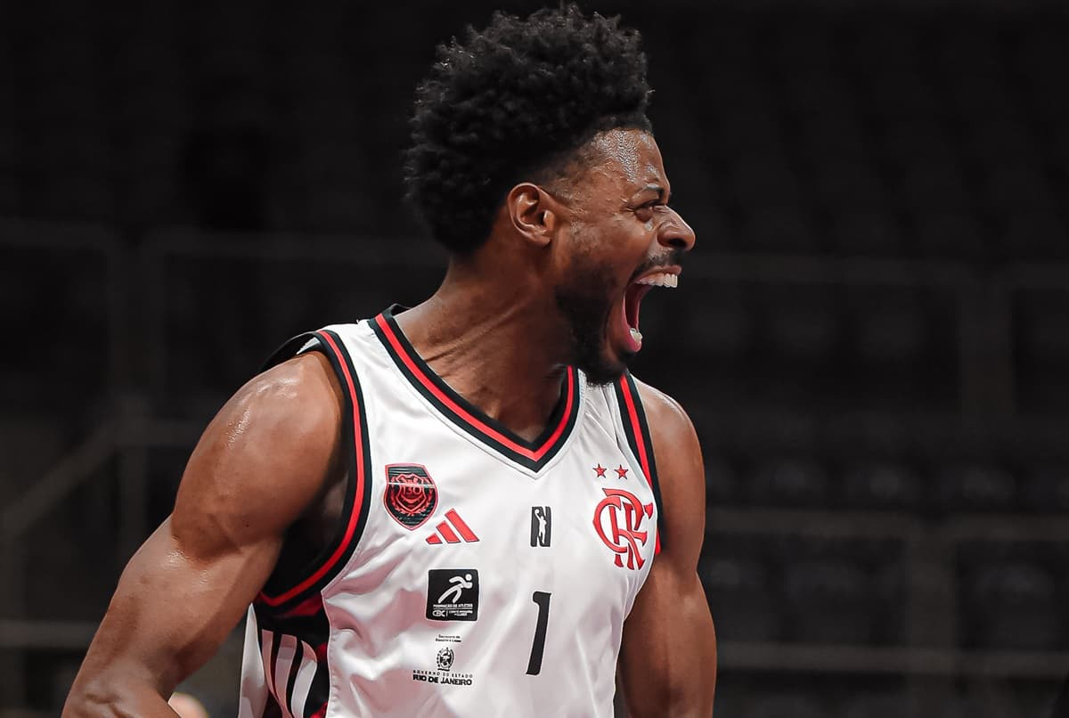 Gui Deodato grita e comemora lance em jogo do FlaBasquete no NBB