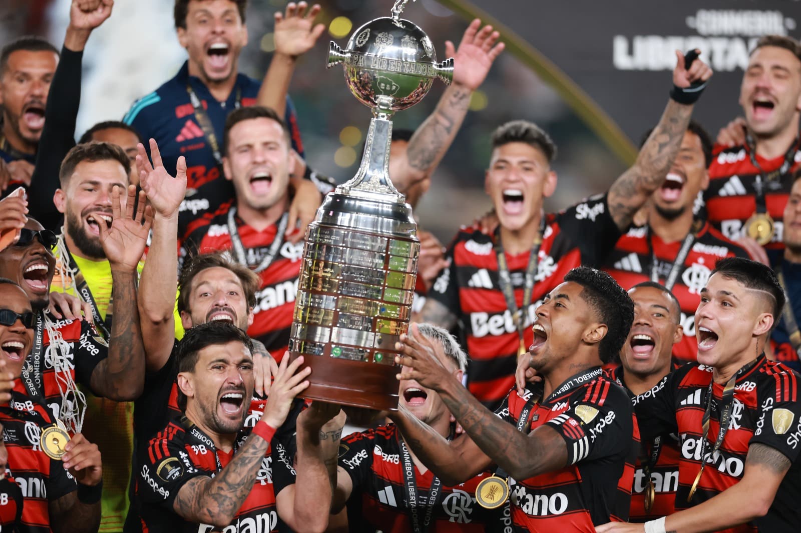 Arrascaeta e Bruno Henrique levantam a taça da Libertadores
