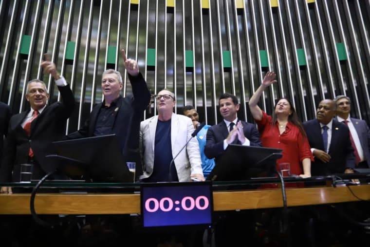Bap, Raúl Plasmann e Leando durante homenagem ao Flamengo na Câmara dos Deputados