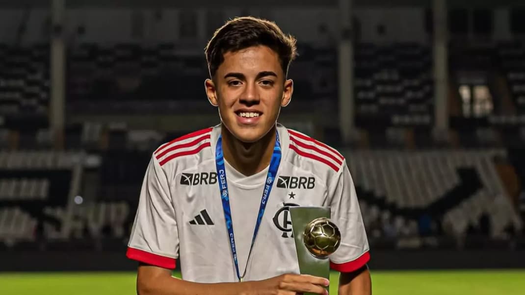 Johnny com taça da Copa Rio Sub-17 em São Januário após Flamengo x Vasco