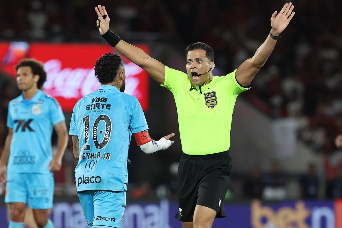 Neymar reclama com árbitro de jogo entre Flamengo e Santos