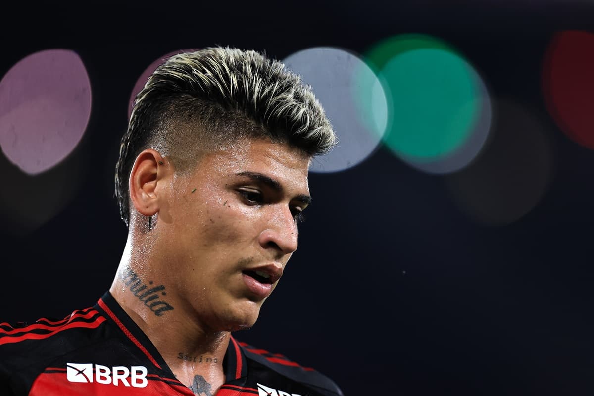 Carrascal anda cabisbaixo após derrota do Flamengo para o Fluminense