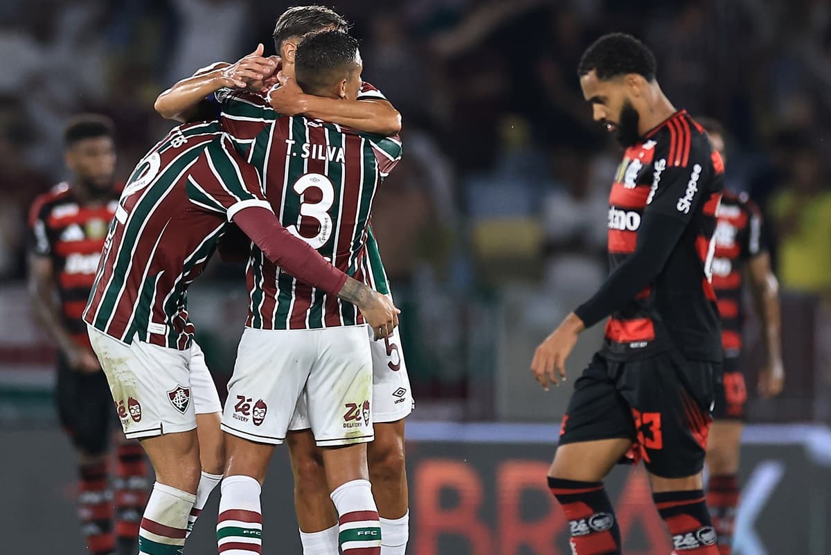 Enquanto equipe do Fluminense comemora, Juninho passa cabisbaixo em derrota do Flamengo