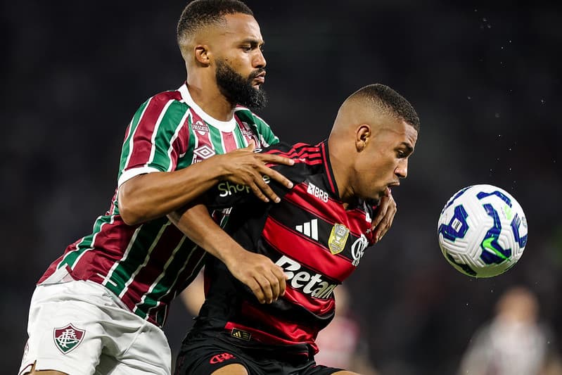 Samuel Xavier e Samuel Lino disputam bola em Fluminense x Flamengo