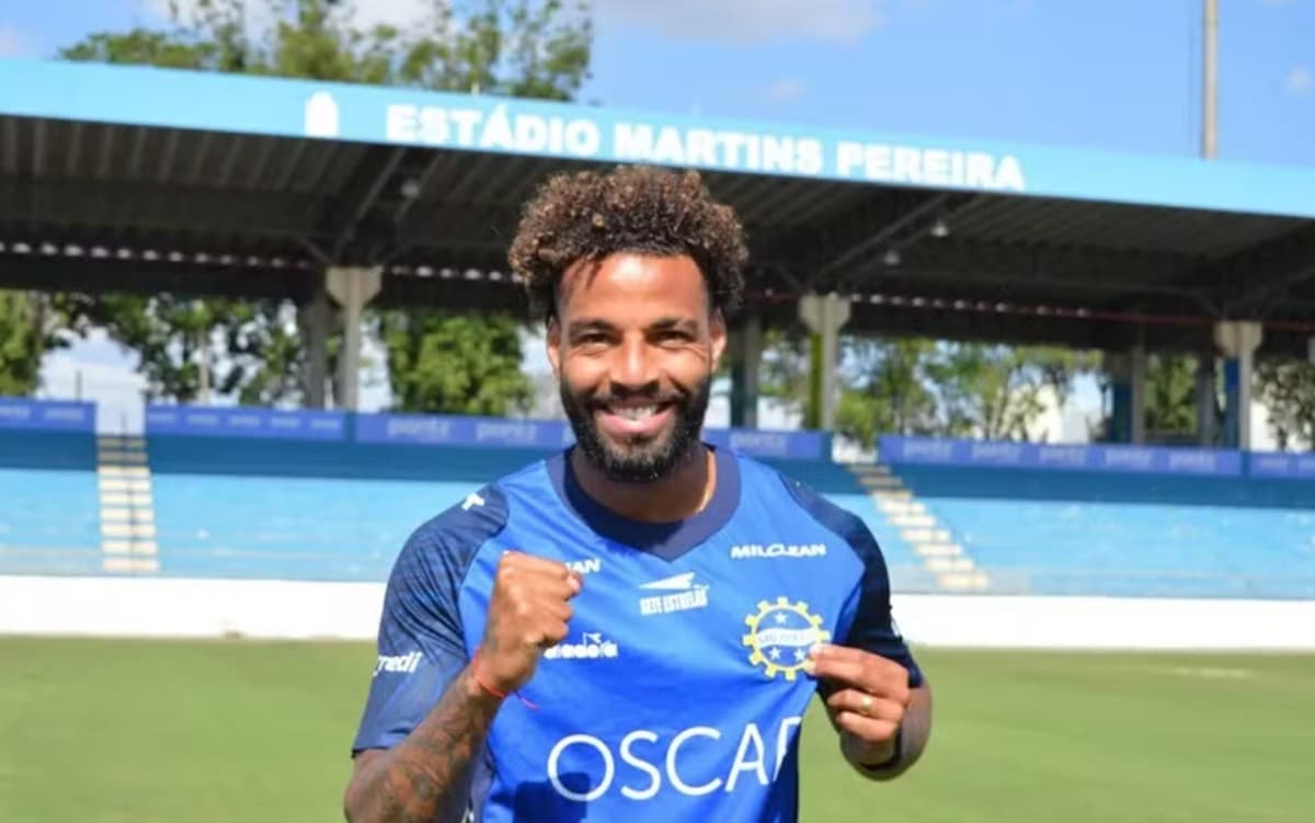 Gabriel Ramos mostra escudo do São José