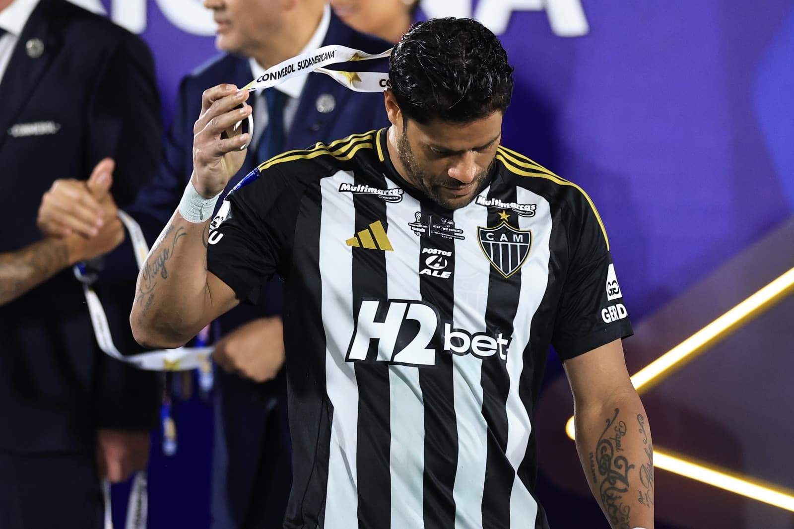 Hulk tira medalha de segundo lugar na Sul-Americana após derrota do Atlético-MG