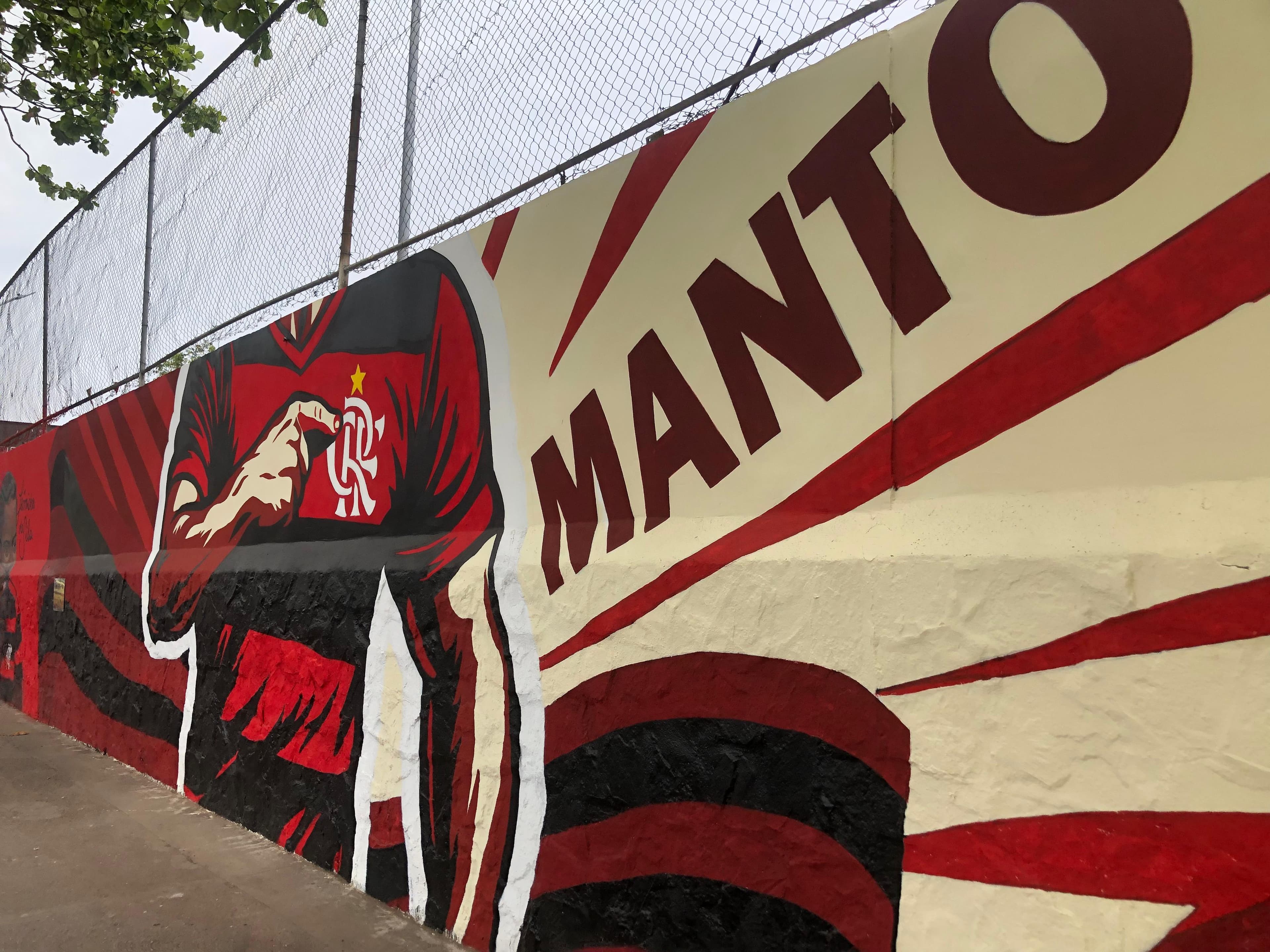 Muro da Gávea com pintura do Manto Sagrado