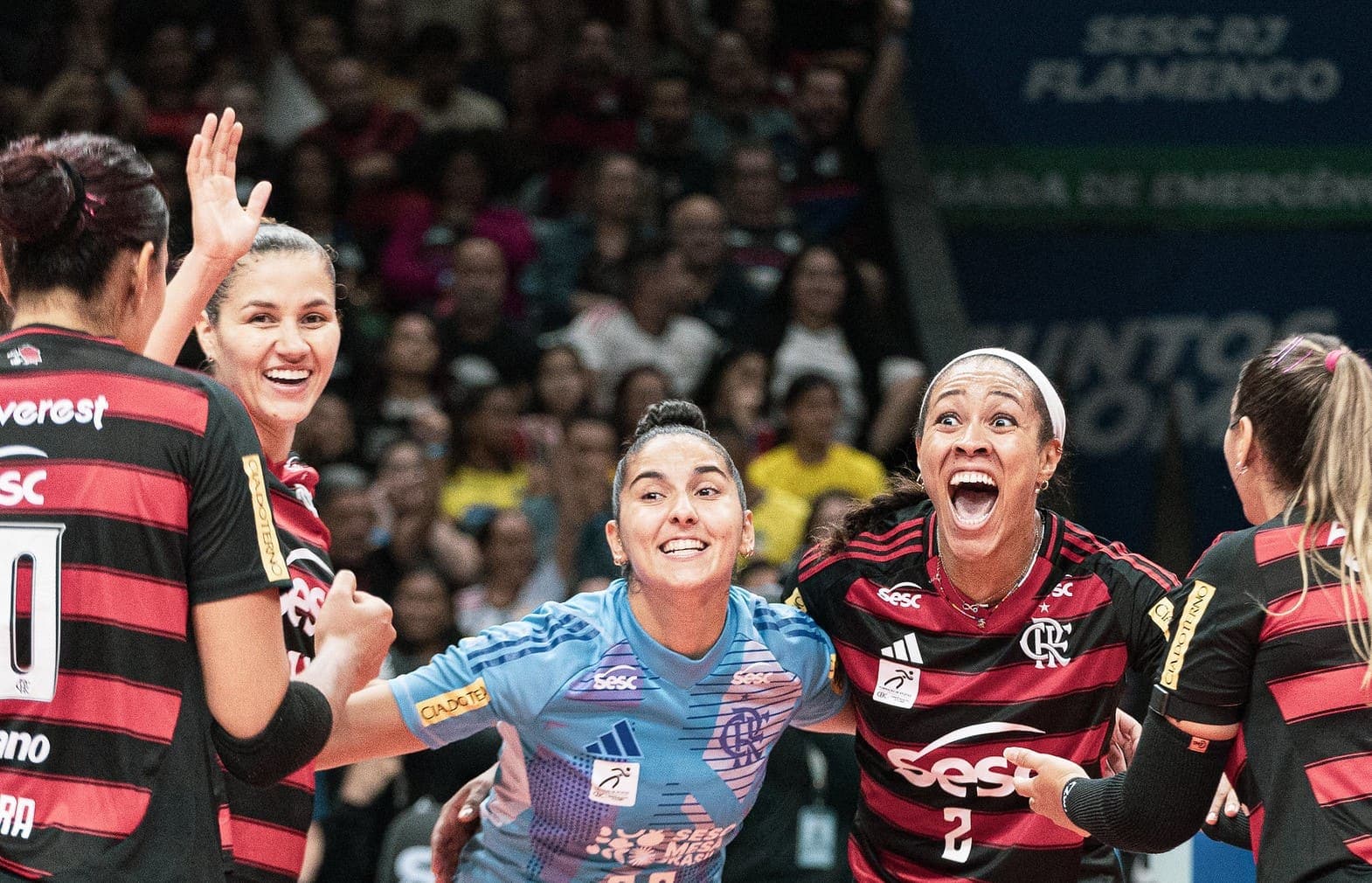 Tainara, Karina, Laís, Simone Lee e Giovana comemoram ponto do Sesc Flamengo sobre o Praia Clube