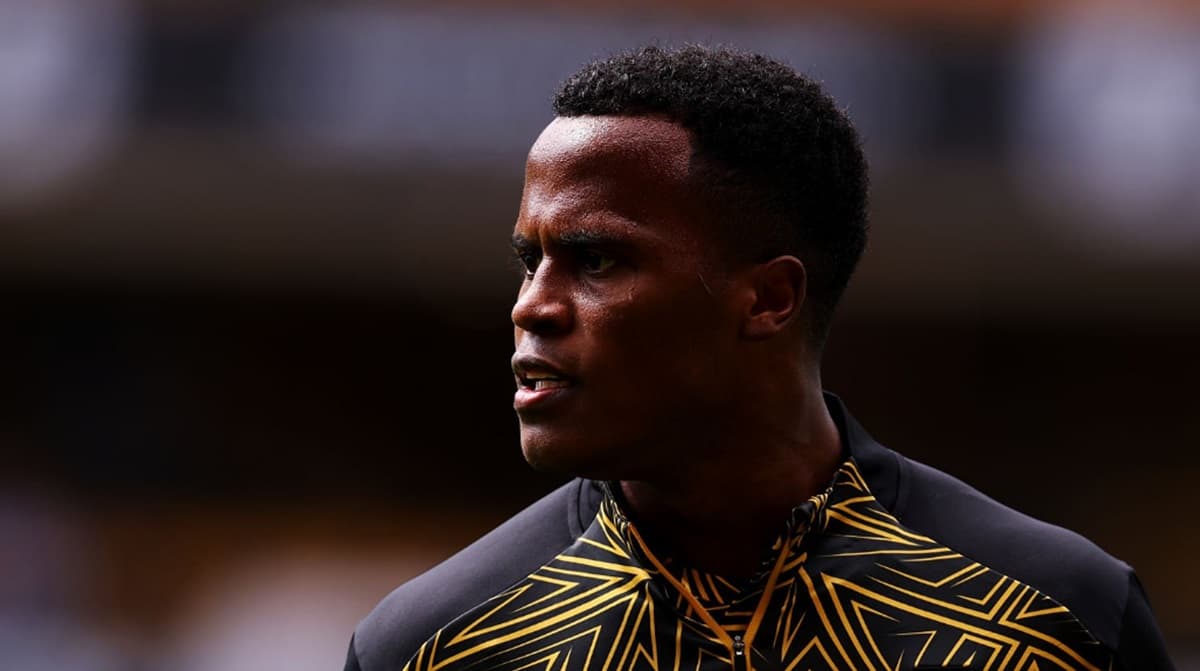 Jhon Arias antes de jogo pelo Wolves; Flamengo mira meia