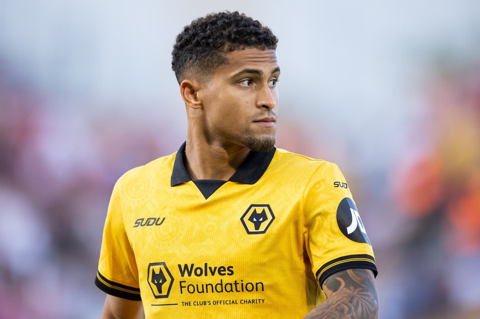 João Gomes olha para o lado em jogo do Wolverhampton na Premier League