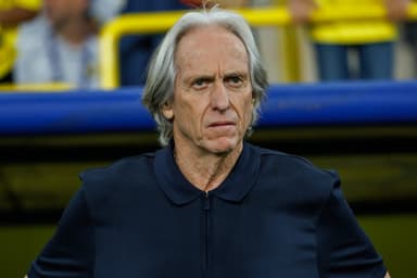 Jorge Jesus com expressão de seriedade na beira do campo de jogo do Al Nassr