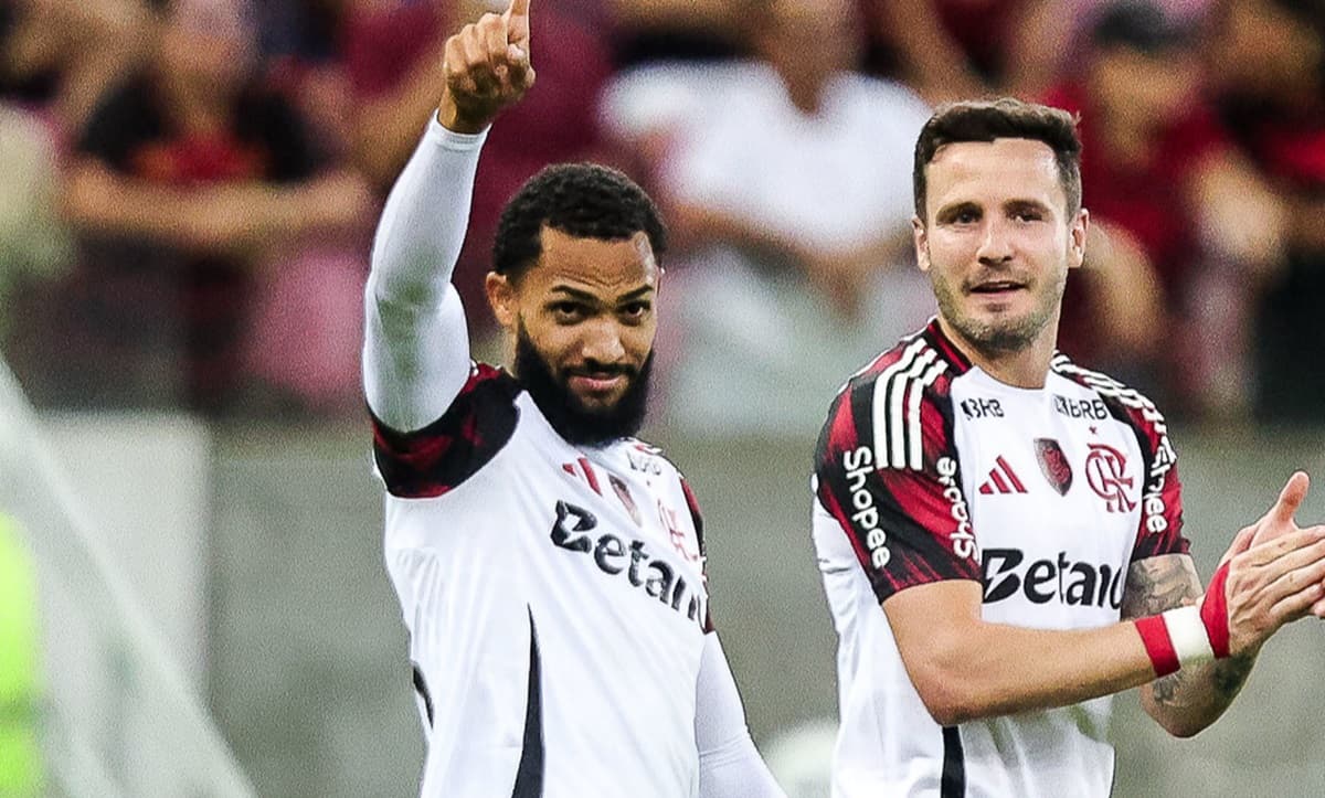 Juninho e Saúl comemoram gol do Flamengo contra o Sport