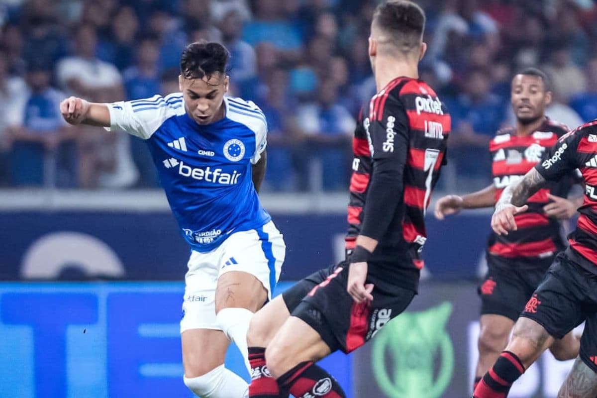 Kaio Jorge, atacante do Cruzeiro, em ação durante jogo contra o Flamengo pelo Brasileirão 2025