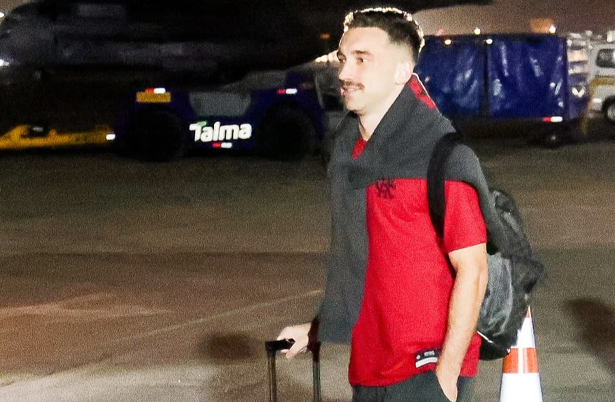 Léo Ortiz, zagueiro do Flamengo, em desembarque com a delegação rubro-negra