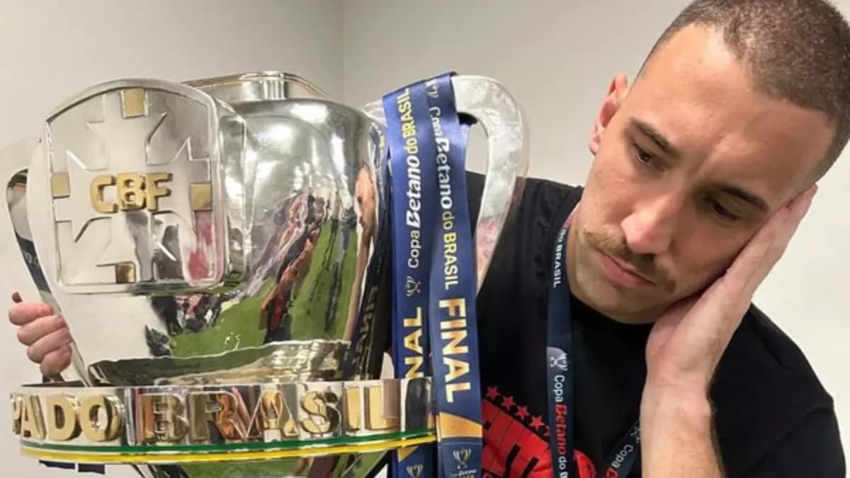 Léo Ortiz posa ao lado do troféu da Copa do Brasil 2024