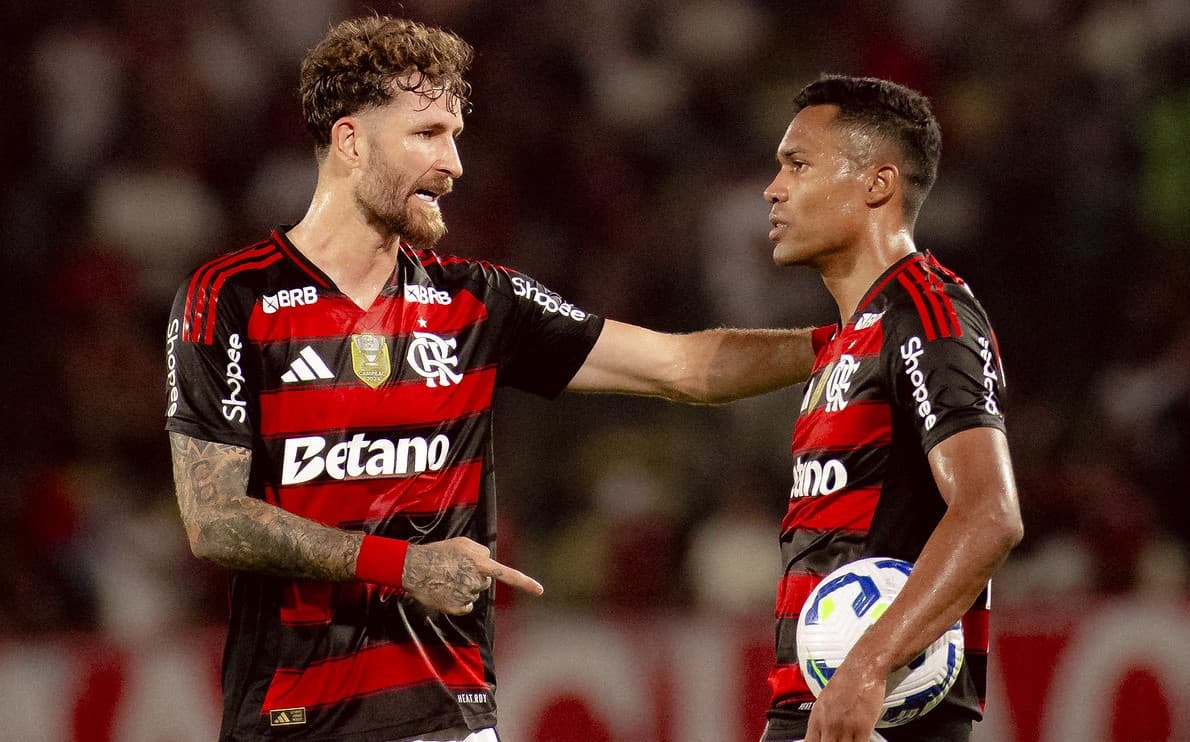 Léo Pereira e Alex Sandro conversam durante jogo do Flamengo no Maracanã