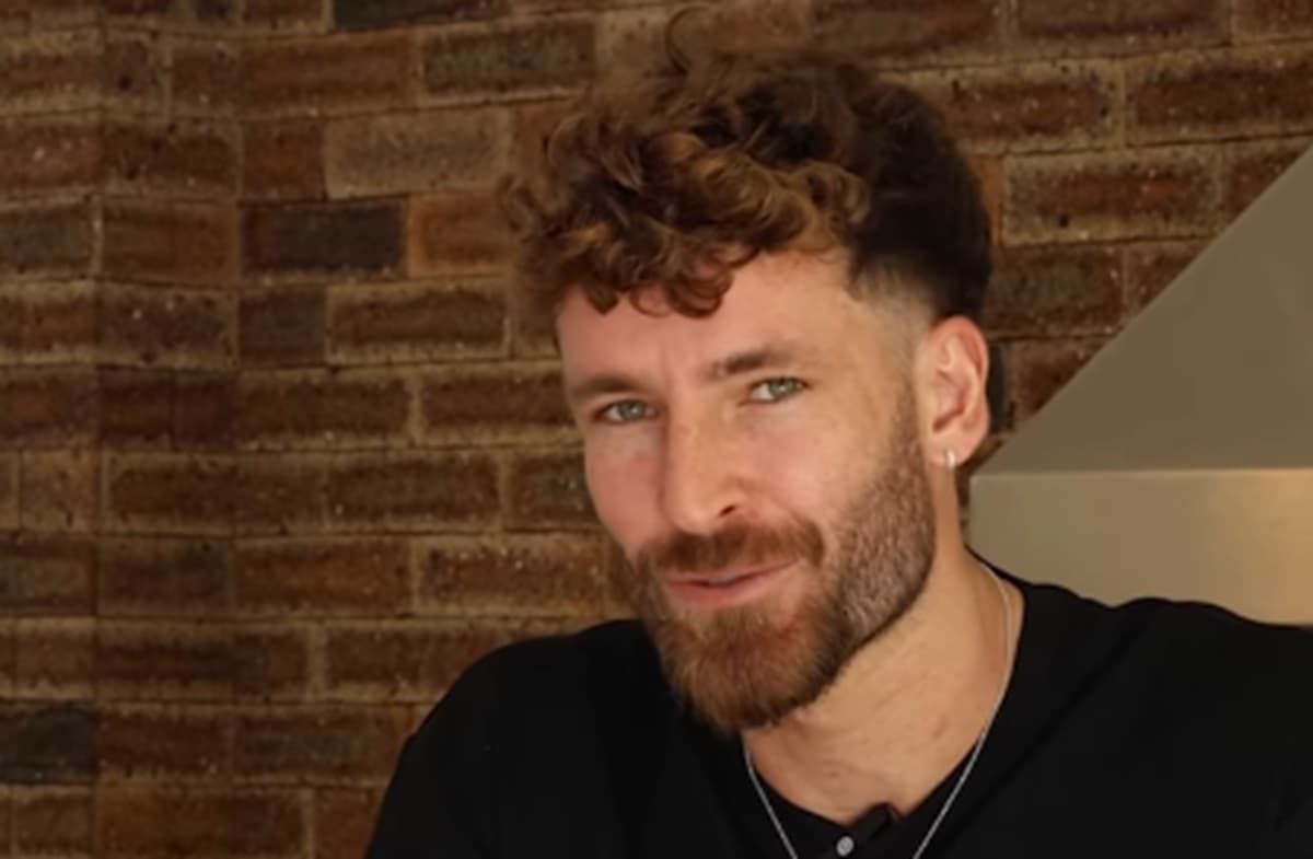 Léo Pereira provoca Vitor Roque em vídeo no Instagram