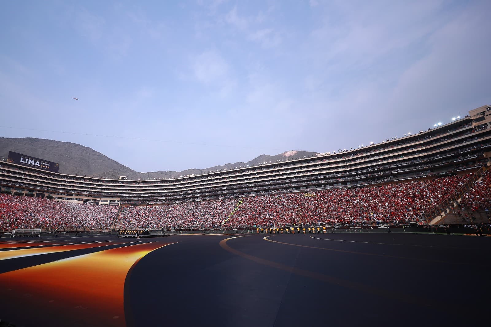 Vista geral do estádio durante o show que antecedeu a final da Copa CONMEBOL Libertadores 2019 entre Flamengo e River Plate no Estádio Monumental em 23 de novembro de 2019 em Lima, Peru.