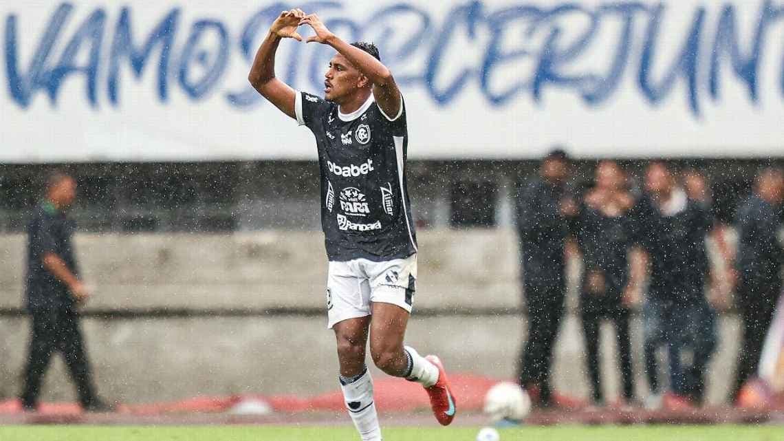 Pedro Rocha comemora gol do Remo contra o Goiás na Série B