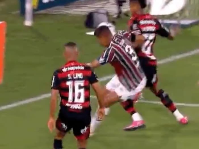 Pênalti não dado em Bruno Henrique no Fla x Flu