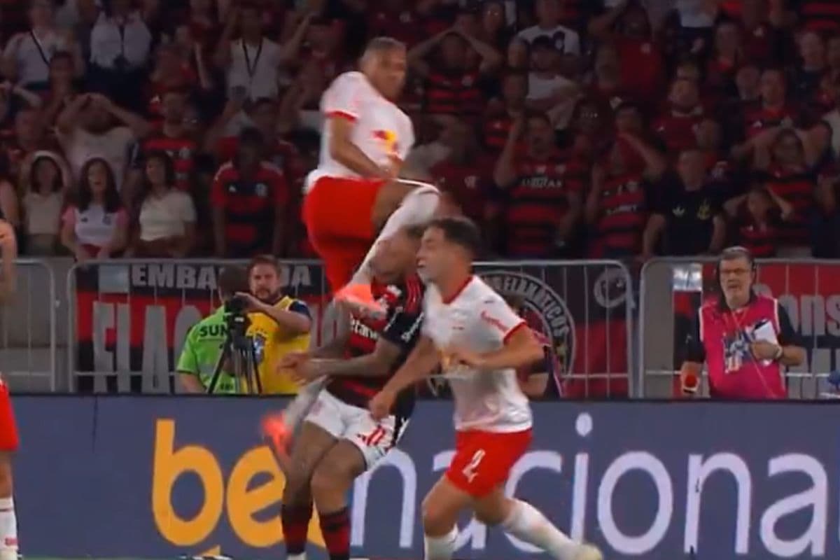 Imagem mostra jogador do Red Bull Bragantino cometendo pênalti em Everton Cebolinha, do Flamengo, em lance não marcado pela arbitragem no Maracanã