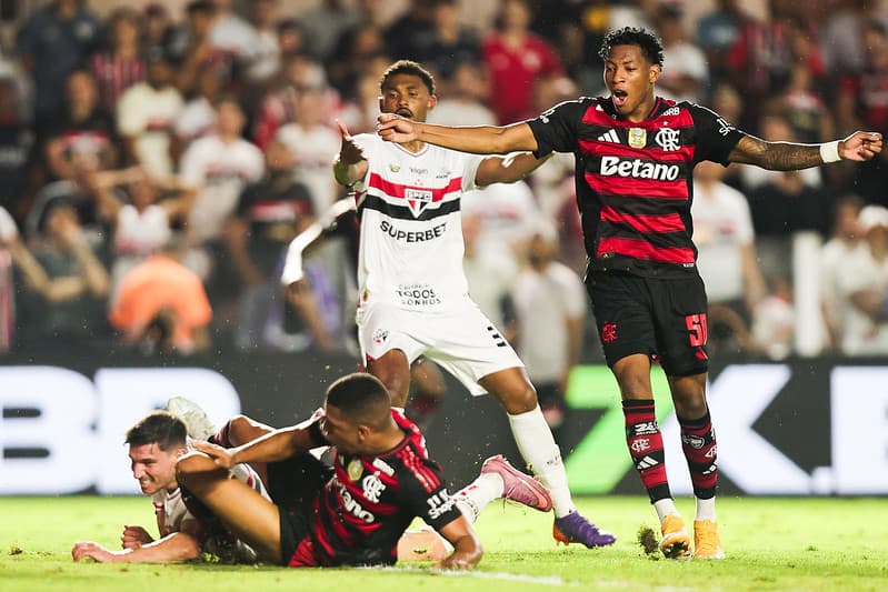 Plata e Lino em SAO PAULO X FLAMENGO - CAMPEONATO BRASILEIRO - VILA BELMIRO - 05-11-2025