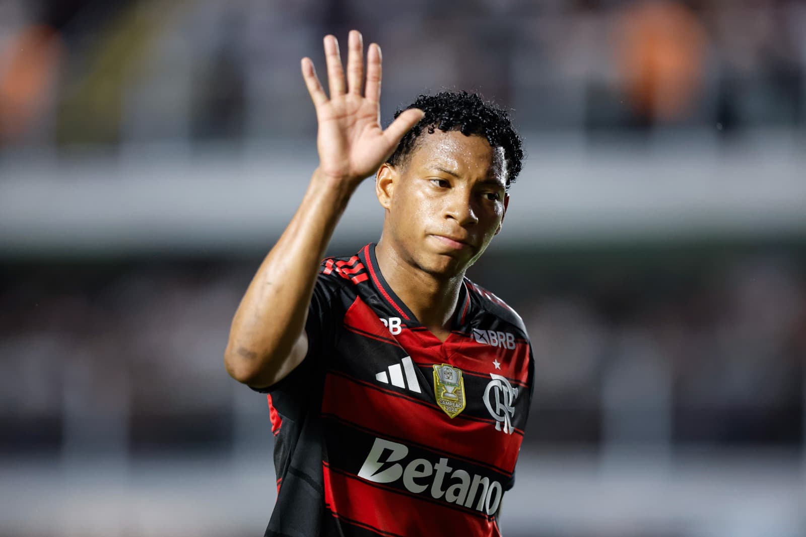 Gonzalo Plata, do Flamengo, reage após receber cartão vermelho durante partida entre São Paulo e Flamengo pelo Brasileirão 2025, no Estádio Urbano Caldeira (Vila Belmiro), em 5 de novembro de 2025, em Santos, Brasil.