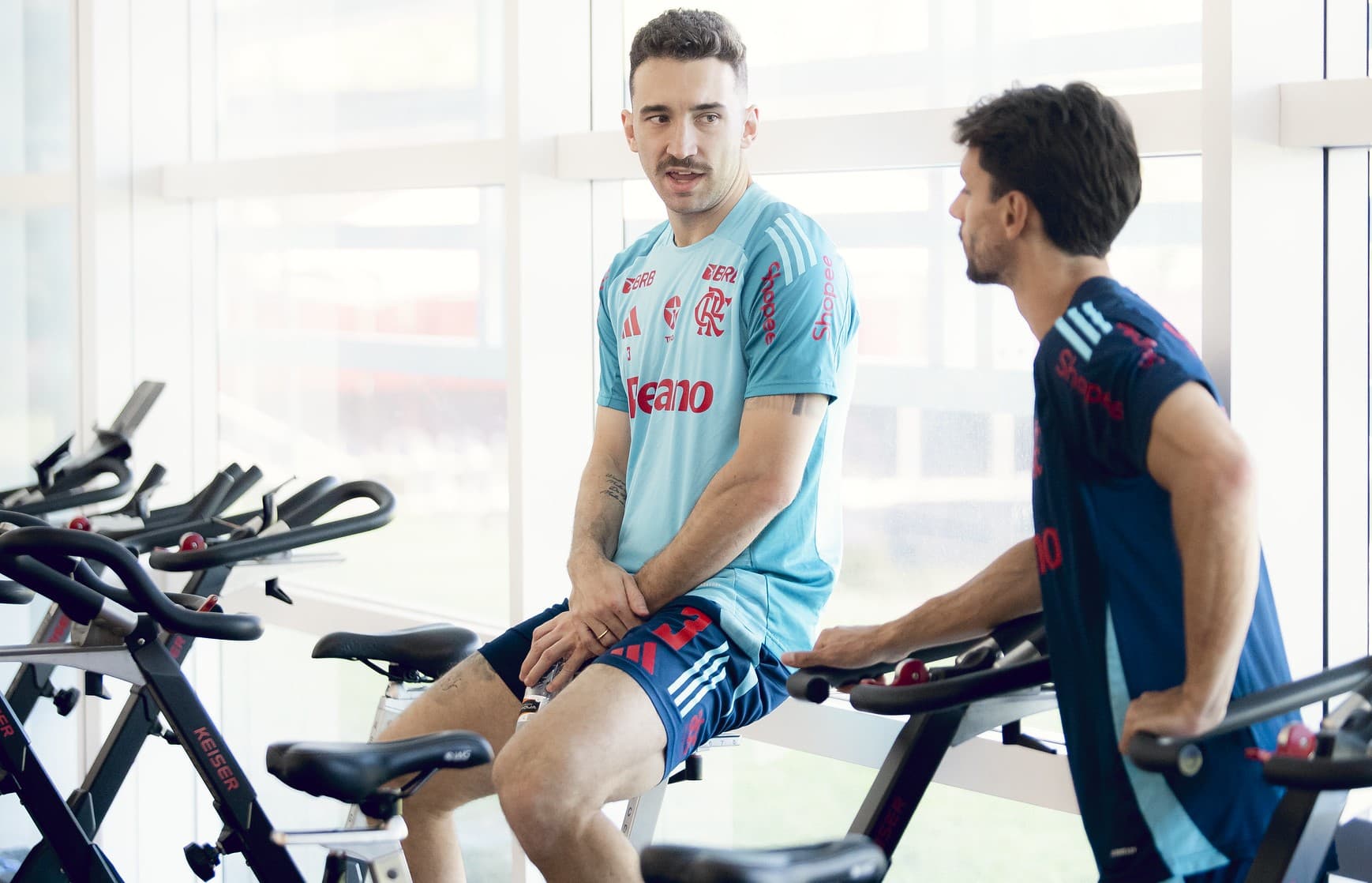 Léo Ortiz conversa com Rodrigo Caio enquanto fez bicicleta ergométrica no Ninho do Urubu