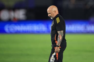 Sampaoli, técnico do Atlético-MG, anda no gramado de cabeça baixa após perder o titulo da Copa Sul-Americana