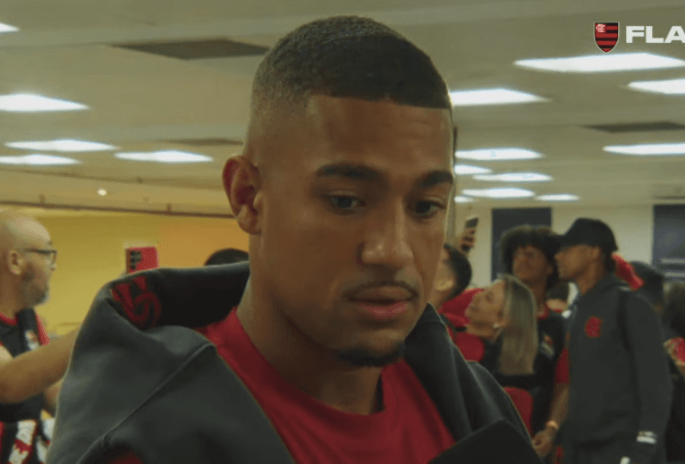 Samuel Lino concede entrevista na chegada ao Maracanã para Flamengo x Santos