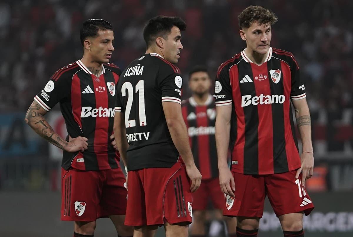 Jogadores do River Plate conversam em campo durante cobrança de falta em jogo contra o San Martín
