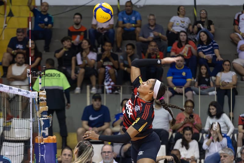 Simone Lee ataca bola em jogo do Sesc Flamengo