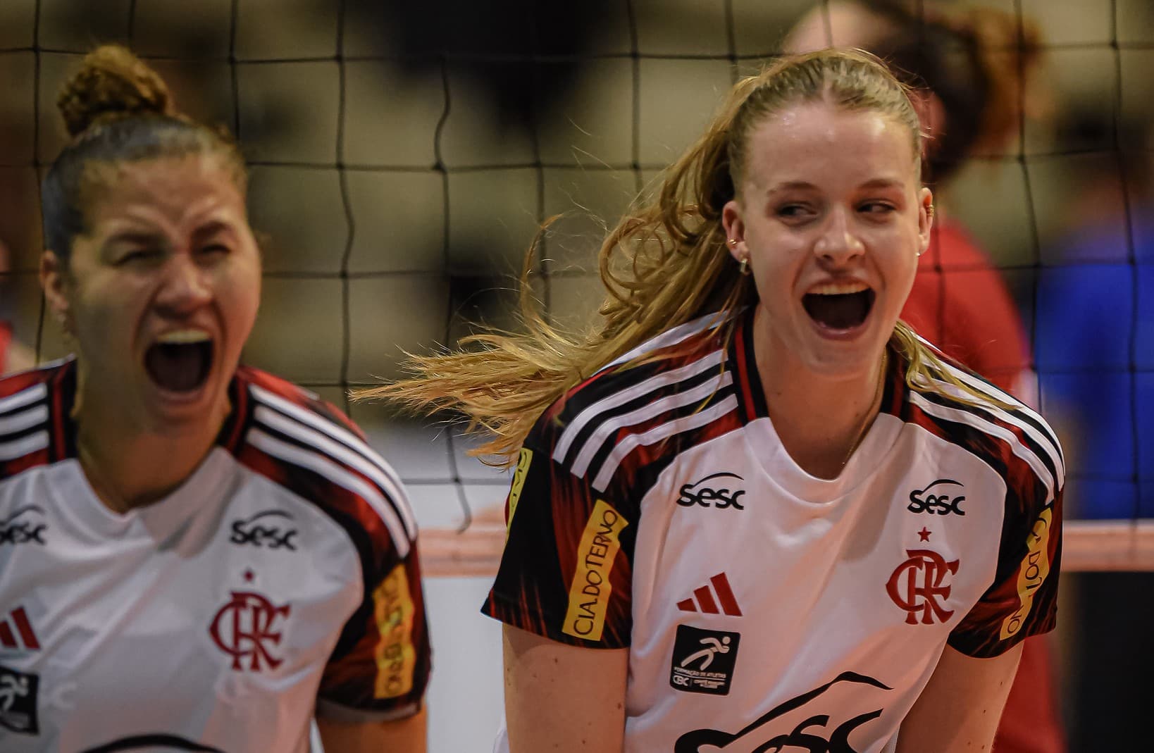 Karina Souza e Masa Kirov comemoram ponto do Sesc Flamengo