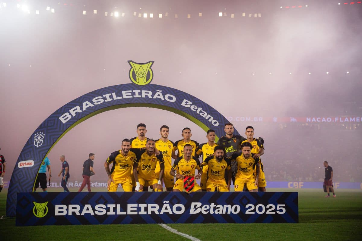 Jogadores do Sport Recife posando para foto oficial antes do jogo contra o Flamengo, no Maracanã