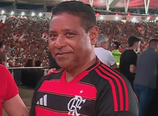 Stevie B veste o Manto Sagrado e assiste à vitória do Flamengo sobre o Santos no Maracanã