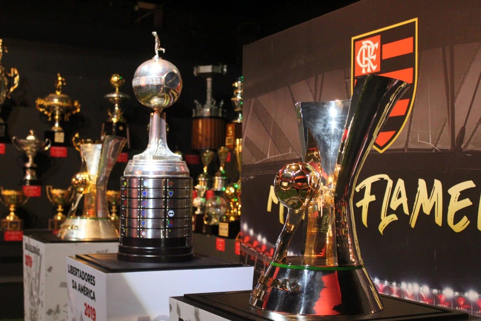 Taças da Libertadores e Brasileirão expostas pelo Flamengo