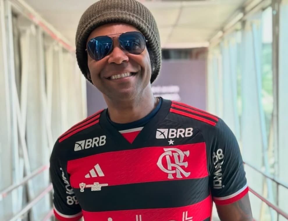Thalles Roberto com camisa do Flamengo