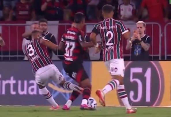Thiago Silva faz pênalti em Bruno Henrique no Flamengo x Fluminense, mas arbitragem não dá