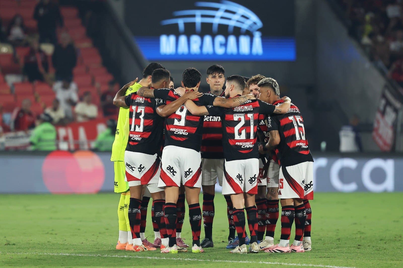 Jogadores do Flamengo se reúnem durante a partida de ida da semifinal da Copa CONMEBOL Libertadores 2025 entre Flamengo e Racing Club no Estádio do Maracanã em 22 de outubro de 2025 no Rio de Janeiro, Brasil.