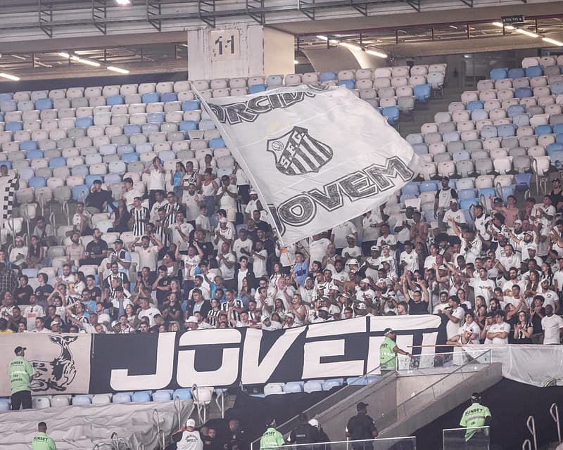 Torcida do Santos no Maracanã no jogo contra o Flamengo