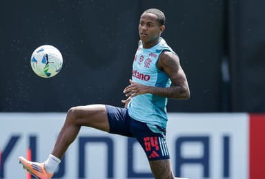 Wallace Yan vai de encontro à bola em treinamento do Flamengo em Lima