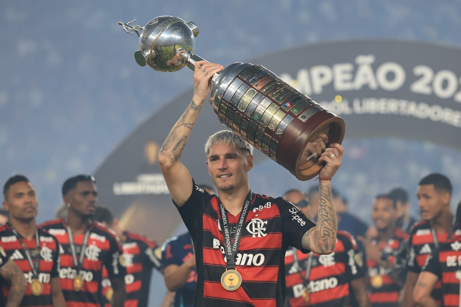 Varela ergue a taça da Libertadores após vitória do Flamengo sobre o Palmeiras