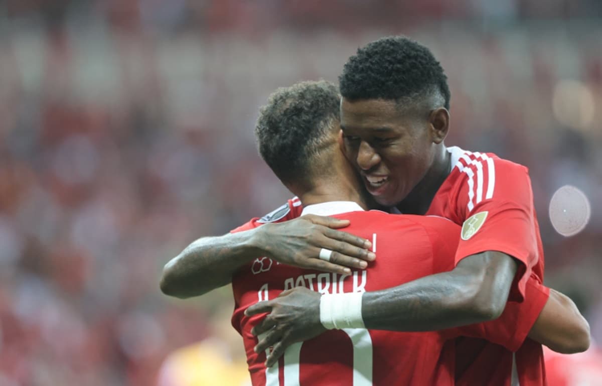 Vitão, zagueiro do Internacional, comemora com Alan Patrick; Flamengo quer atleta